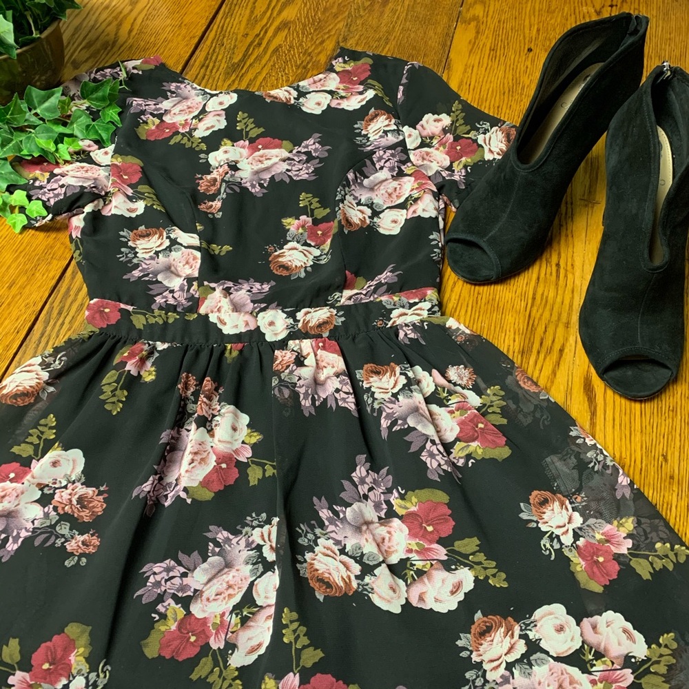 Tobi Mini Dress Floral Short Sleeve Open Back